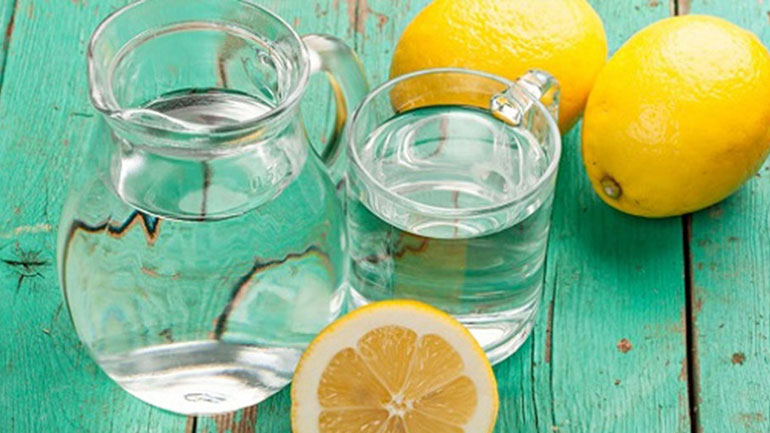 Νερό με λεμόνι: Τα 4 σημαντικά οφέλη του για το δέρμα