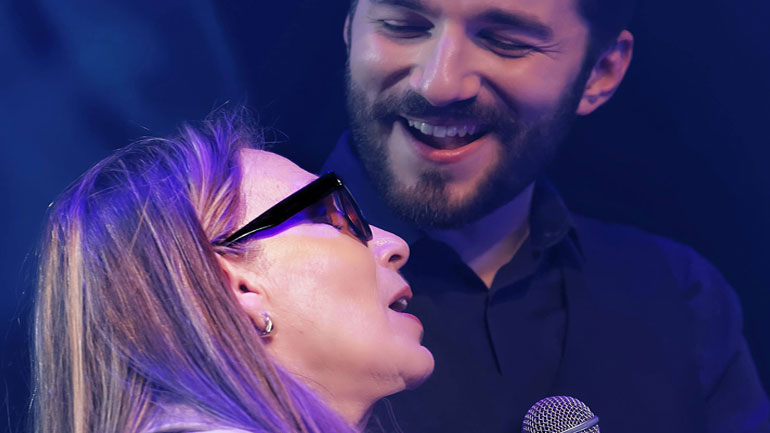 Ο Θοδωρής Βουτσικάκης συναντά τη Λίνα Νικολακοπούλου στον Κήπο του Μεγάρου