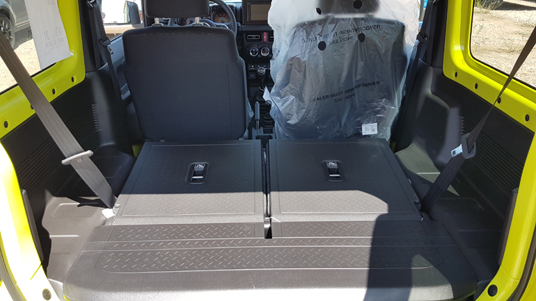 Ο χώρος αποσκευών με τα καθίσματα πεσμένα..