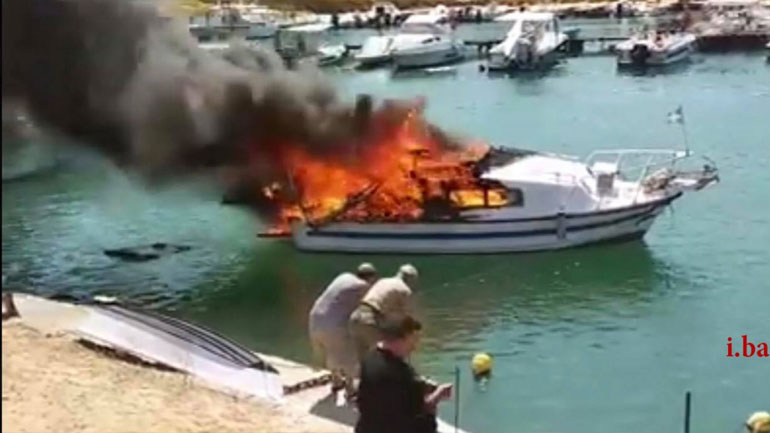 Στις φλόγες τυλίχθηκε σκάφος στο Πέραμα
