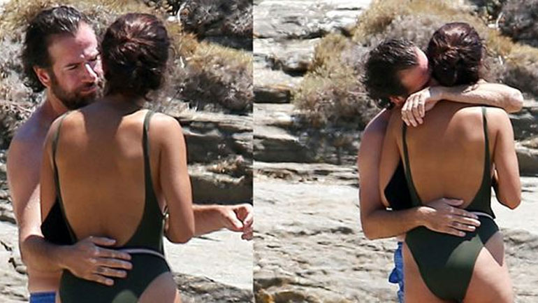 Ασυγκράτητος ο Κωστής Μαραβέγιας με την αγαπημένη του Τόνια Σωτηροπούλου δίπλα στο κύμα!