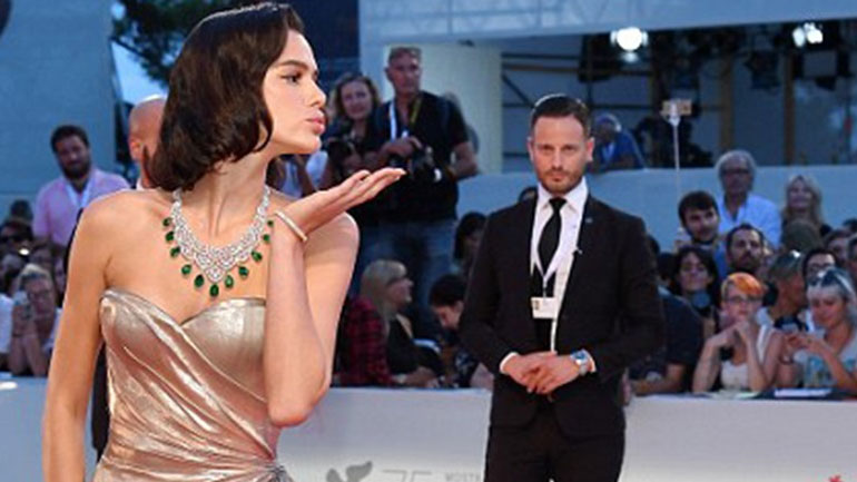 Venice Film Festival: Εντυπωσίασε το κορίτσι του Neymar στο κόκκινο χαλί!