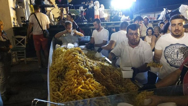 Η Νάξος κατέρριψε το ρεκόρ Γκίνες σερβιρίσματος τηγανητής πατάτας