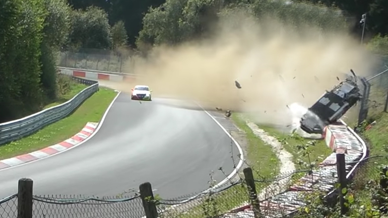 Τρομακτικό ατύχημα με Porsche… Τρομακτικό ατύχημα με Porsche…