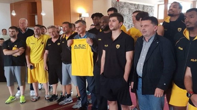 Μπάσκετ: Επίσκεψη του δημάρχου του Ζλάτιμπορ στους παίκτες της ΑΕΚ