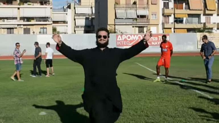 Ιερέας-μπαλαδόφατσα τους άφησε όλους άφωνους στον αγιασμό της ομάδας του Ναυπλίου Ιερέας-μπαλαδόφατσα τους άφησε όλους άφωνους στον αγιασμό της ομάδας του Ναυπλίου