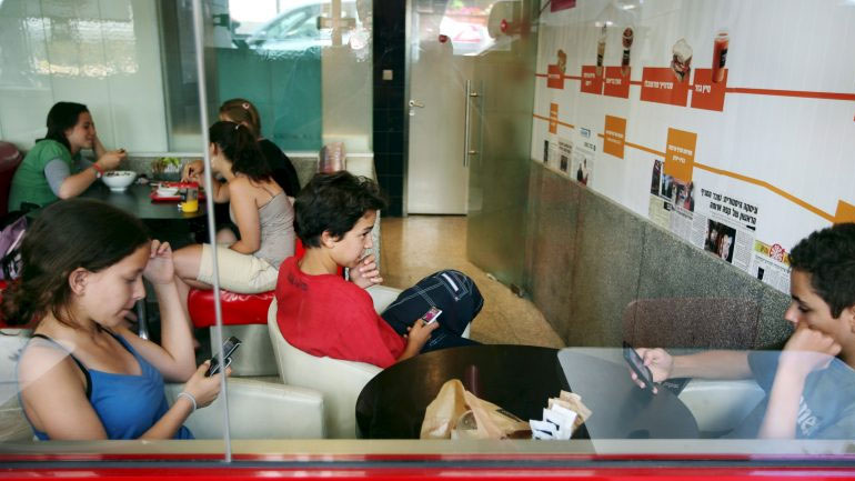 Γαλλία: Τέλος τα κινητά τηλέφωνα στα σχολεία