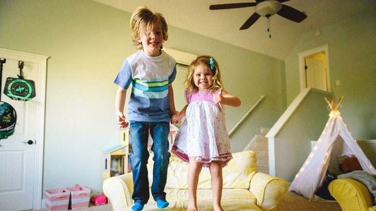 Ελληνική πρωτοτυπία: 300 ευρώ πρόστιμο και προσωποκράτηση αν κάνουν φασαρία τα παιδιά