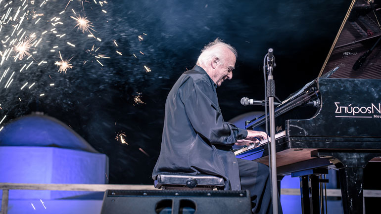 “Μουσικό άγγιγμα ψυχής” στη συναυλία του Γιώργου Χατζηνάσιου στην Αίγινα