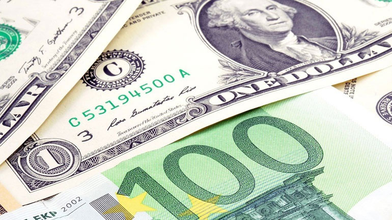 Υποχωρεί το ευρώ έναντι του δολαρίου