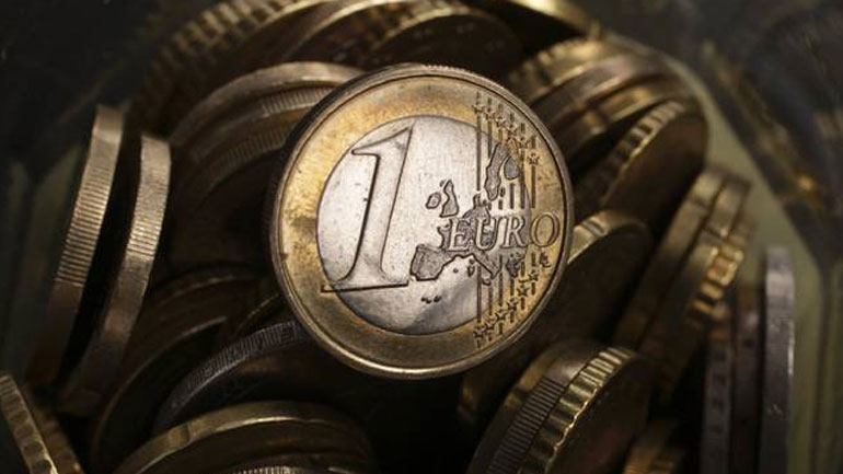 Oριακή πτώση για το ευρώ στην αγορά συναλλάγματος
