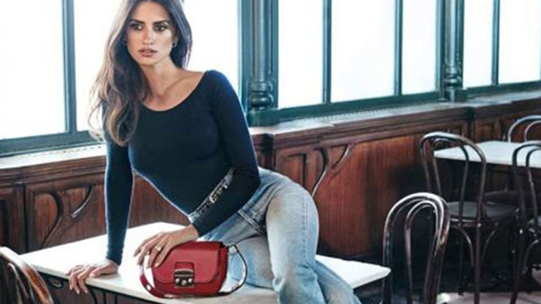 Η Penelope Cruz ποζάρει με τις νέες κομψές τσάντες της Carpisa