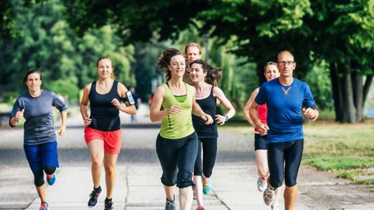 Το περπάτημα μειώνει τον κίνδυνο καρδιακής ανεπάρκειας στις ηλικιωμένες γυναίκες
