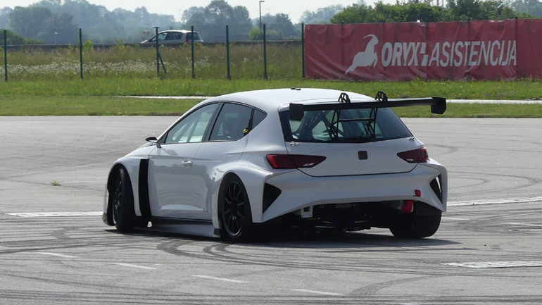 Πάτησε στην άσφαλτο το Seat Cupra e-Racer