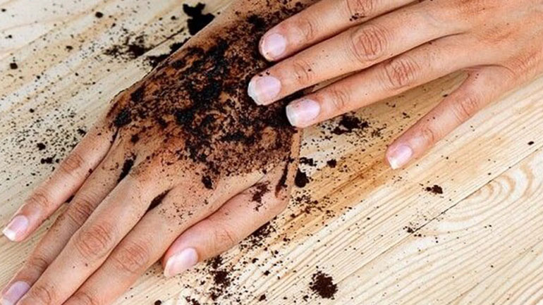 Καφές: Πώς θα τον χρησιμοποιήσετε για την περιποίηση των μαλλιών και του δέρματος