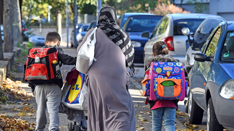 Αρνητικά αξιολογούν οι μισοί Γερμανοί την πολιτική της κυβέρνησής τους στο μεταναστευτικό