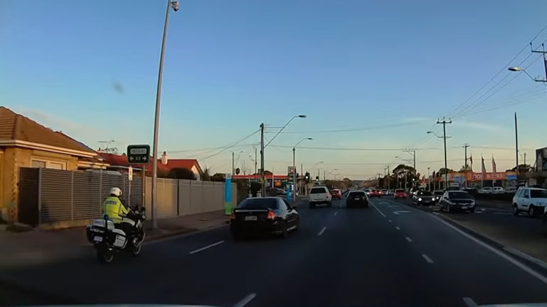 Αστυνομικός με μοτοσυκλέτα τινάζεται στον αέρα!