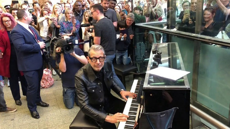 Ο Τζεφ Γκόλντμπλουμ εκπλήσσει τους περαστικούς στο Λονδίνο