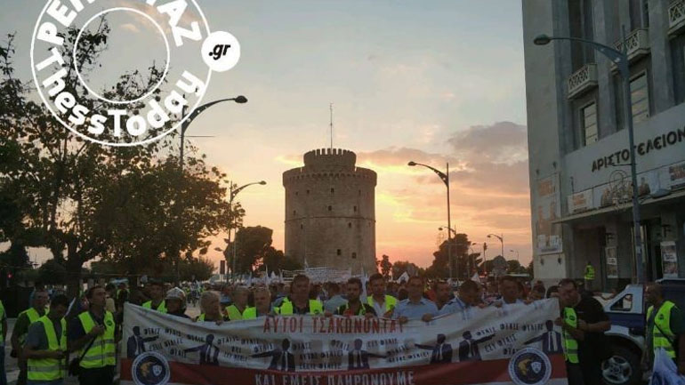 Με πυρσούς και κόρνες η πορεία των ένστολων στη Θεσσαλονίκη