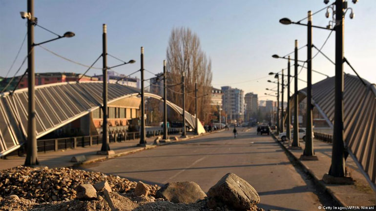 Η γέφυρα που χωρίζει τη Μιτροβίτσα σε δύο τμήματα με διαφορετικές εθνικές οντότητες