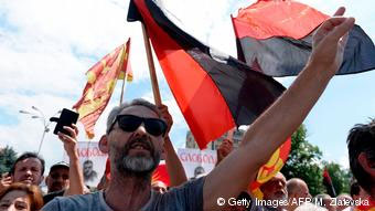 Εθνικιστικές οργανώσεις στα Σκόπια αντιδρούν στη συμφωνία για το ονοματολογικό