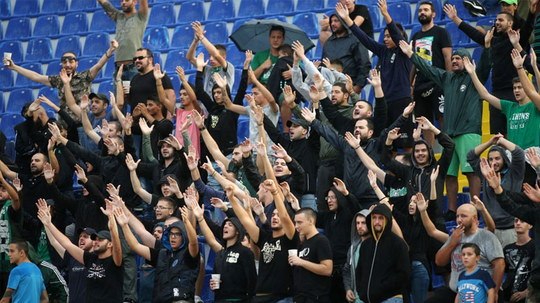 Eικόνες ντροπής στο Περιστέρι – Επεισόδια και φωτοβολίδες στον φιλανθρωπικό αγώνα Ατρόμητος-ΠΑΟ