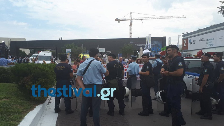 Συνταξιούχοι διαμαρτύρονται μέσα στη ΔΕΘ