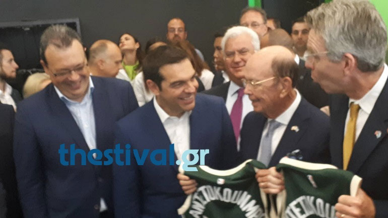 ΔΕΘ: Δώρισαν φανέλα του Αντετοκούνμπο σε Τσίπρα, Ρος και Πάιατ