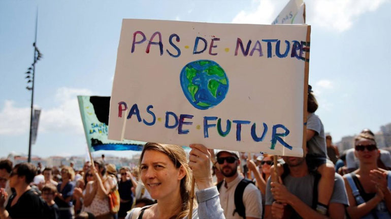 Γαλλία: Χιλιάδες πολίτες συγκεντρώθηκαν στο κέντρο του Παρισιού ζητώντας «δράση για το κλίμα»