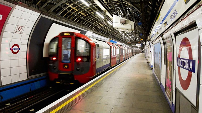 Βρετανία: Μητέρα έπεσε με το παιδί της στις ράγες του μετρό και σώθηκαν παρ’ όλο που πέρασε από πάνω τους συρμός