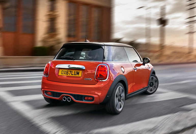 To κλασικό 3θυρο MINI. Χαρακτηριστικό στην έκδοση facelift η αγγλική σημαία στα πίσω φωτιστικά σώματα