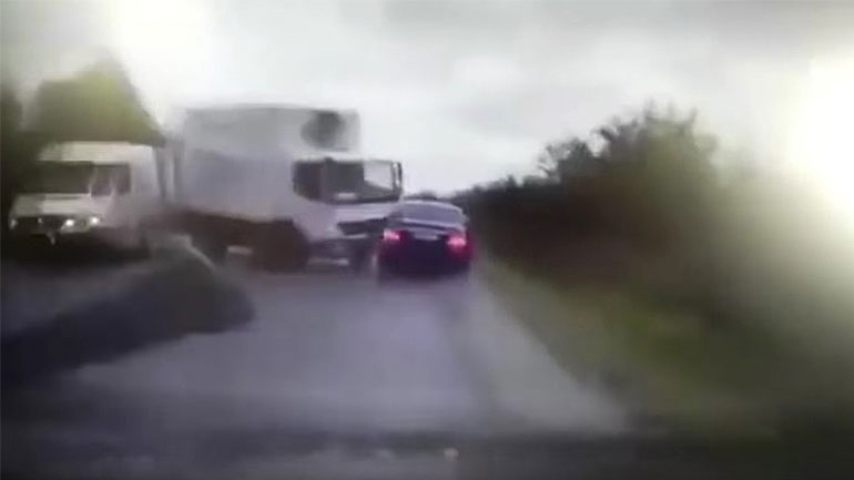 Φορτηγό έπεσε στην αυτοκινητοπομπή του Προέδρου της Μολδαβίας