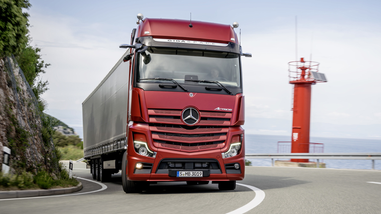 Ημιαυτόνομη οδήγηση και ψηφιακές κάμερες για το κορυφαίο φορτηγό της Mercedes