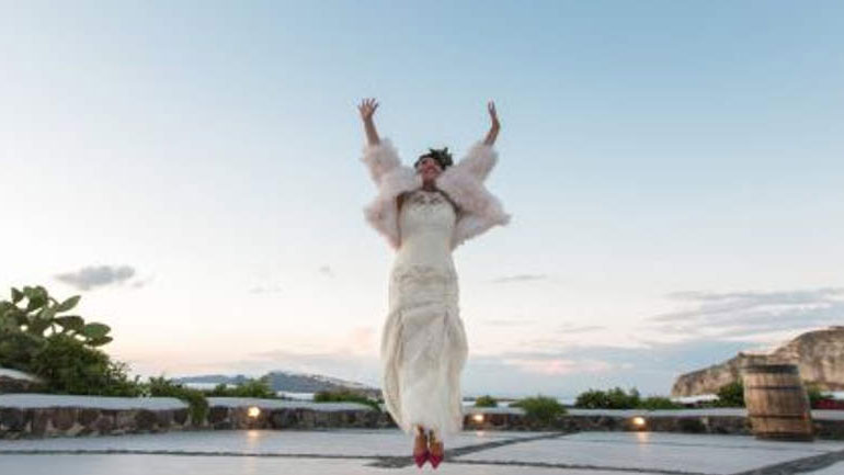 38χρονη παντρεύτηκε τον… εαυτό της στη Σαντορίνη αφού τη χώρισε ο αρραβωνιαστικός της