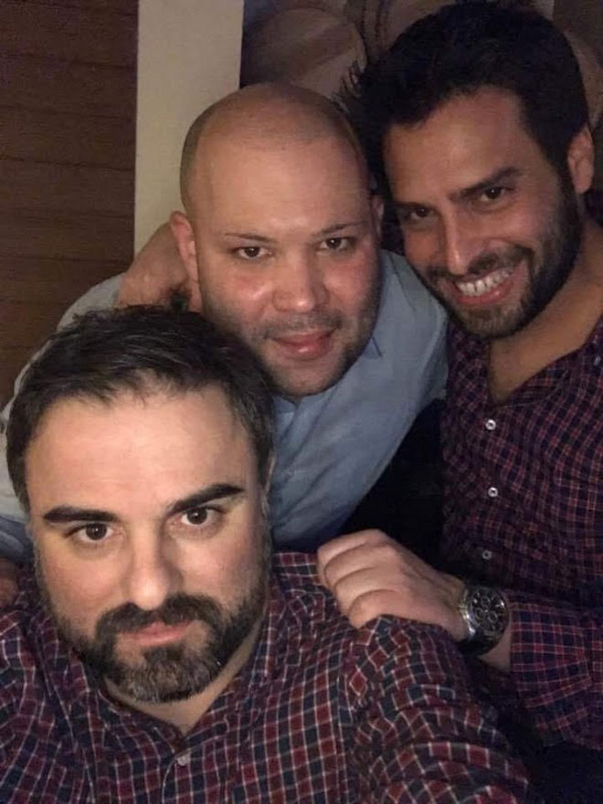 Ο Αιμίλιος Βουγιουκλάκης στην αγκαλιά του Θανάση Φουσκίδη και δίπλα ο Δημήτρης Κουνιάς, επίσης του συστήματος «Παραπολιτικά»