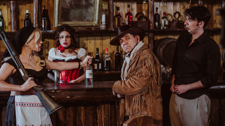 «Άγρια Δύση»: Η κωμωδία του Θοδωρή Αθερίδη στο Φεστιβάλ Κολωνού