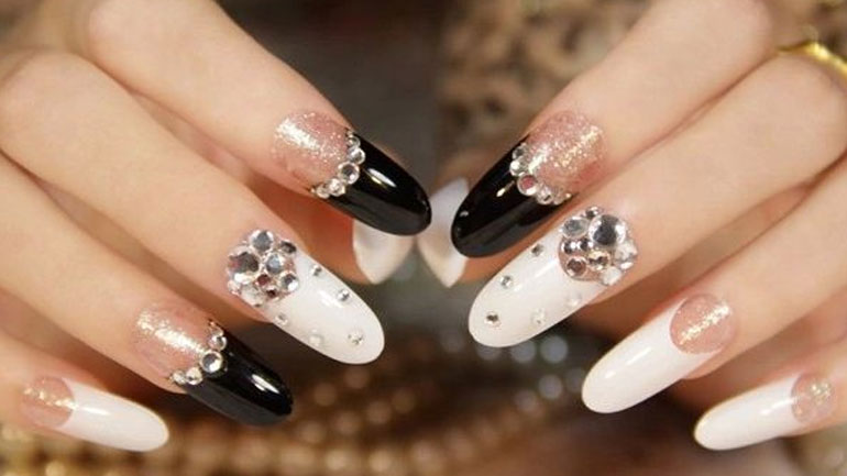 Απαγορεύτηκαν τα… ψεύτικα νύχια και οι ψεύτικες βλεφαρίδες στη Βουλή της Τανζανίας