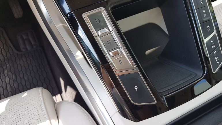 Τα συγκεκριμένα κουμπιά είναι οι λειτουργίες από το αυτόματο κιβώτιο ταχυτήτων...