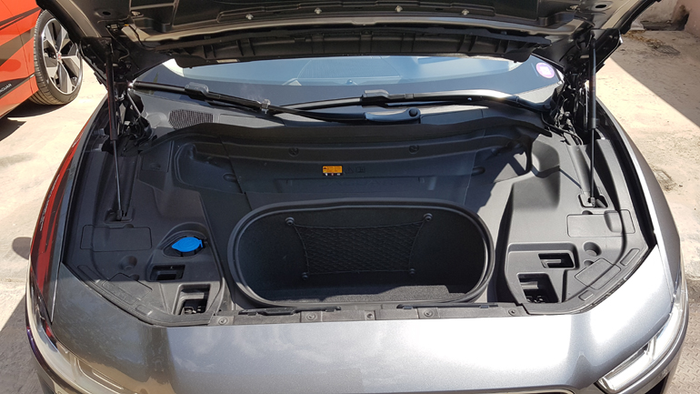 Σηκώνεις το εμπρός καπό και έχεις και αυτόν τον μικρό χώρο αποσκευών