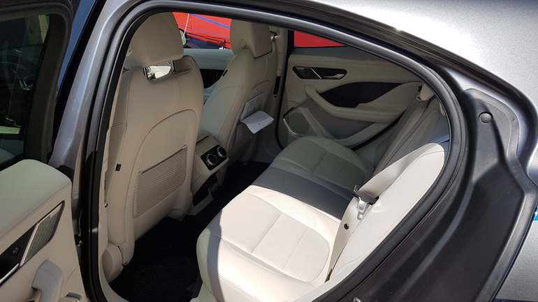 Μεγάλοι και οι χώροι για τους πίσω επιβάτες