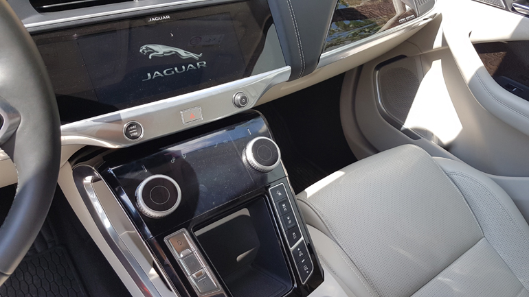 Στην κεντρική κονσόλα υπάρχουν δύο οθόνες αφής υψηλής ευκρίνειας