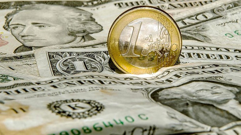Υποχωρεί το ευρώ έναντι του δολαρίου
