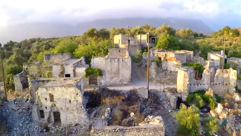 Περιηγηθείτε από ψηλά στο Φαρί, το χωριό της Κρήτης που πωλείται ολόκληρο