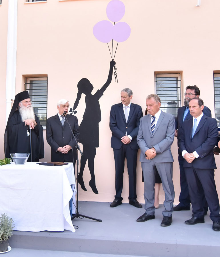 (από αριστερά στα δεξιά) Σεβ. Μητροπολίτης Μεσογαίας και Λαυρεωτικής, Νικόλαος – Πρόεδρος της Ελληνικής Δημοκρατίας, Προκόπιος Παυλόπουλος – Εκτελεστικός Πρόεδρος ΟΠΑΠ, Καμίλ Ζίγκλερ – Αντιπεριφερειάρχης Ανατολικής Αττικής, Πέτρος Φιλίππου – Τομεάρχης Υγείας Νέας Δημοκρατίας, Βασίλης Οικονόμου - Δήμαρχος Ραφήνας Πικερμίου, Ευάγγελος Μπουρνούς