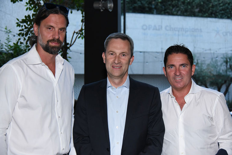 (από αριστερά προς τα δεξιά): Φραγκίσκος Αλβέρτης, Διευθυντής Ακαδημιών ΚΑΕ Παναθηναϊκός ΟΠΑΠ, Ντάμιαν Κόουπ, Διευθύνων Σύμβουλος ΟΠΑΠ, Τσάβι Πασκουάλ, Προπονητής ΚΑΕ Παναθηναϊκός ΟΠΑΠ