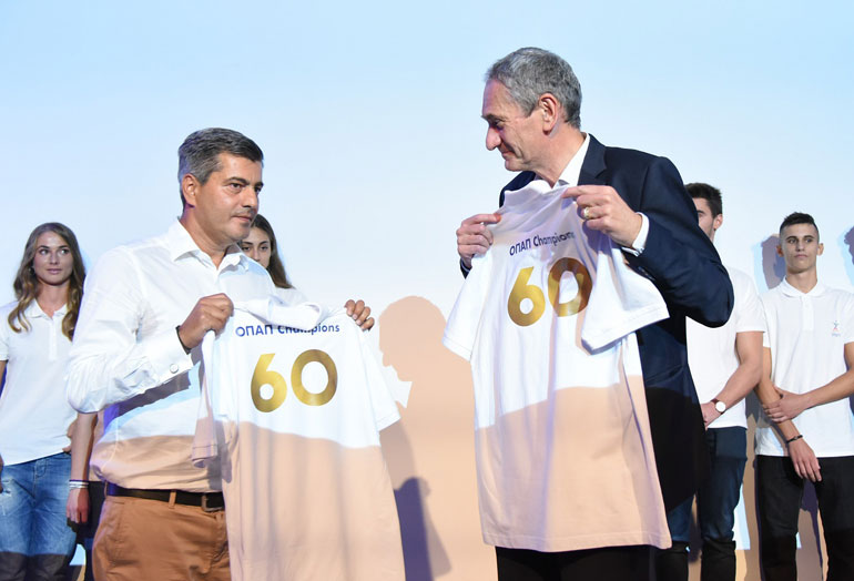 (από αριστερά προς τα δεξιά): Ο Οδυσσέας Χριστοφόρου, Επικεφαλής Εταιρικών & Ρυθμιστικών Υποθέσεων ΟΠΑΠ, και ο Καμίλ Ζίγκλερ, Εκτελεστικός Πρόεδρος ΟΠΑΠ, παρουσιάζουν τη συλλεκτική φανέλα OPAP Champions για τα 60 Χρόνια ΟΠΑΠ