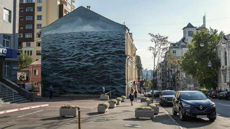 Τρικυμισμένη Μαύρη Θάλασσα σε έναν τοίχο στο Κίεβο