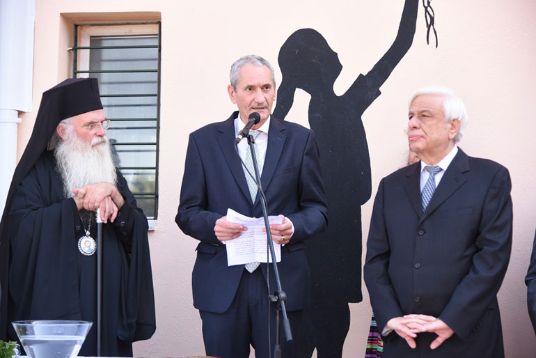 (από αριστερά στα δεξιά) Σεβ. Μητροπολίτης Μεσογαίας και Λαυρεωτικής, Νικόλαος – Εκτελεστικός Πρόεδρος ΟΠΑΠ, Καμίλ Ζίγκλερ - Πρόεδρος της Ελληνικής Δημοκρατίας, Προκόπιος Παυλόπουλος