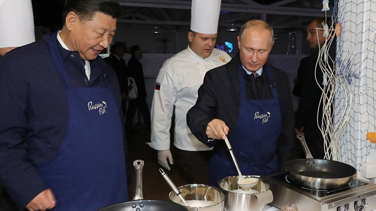 Πούτιν και Σι Τζινπίνγκ δείχνουν τις μαγειρικές τους ικανότητες και ετοιμάζουν κρέπες