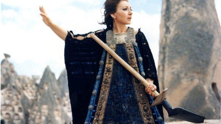 Αφιερώματα σε Παζολίνι, Χίτσκοκ στο λιμάνι